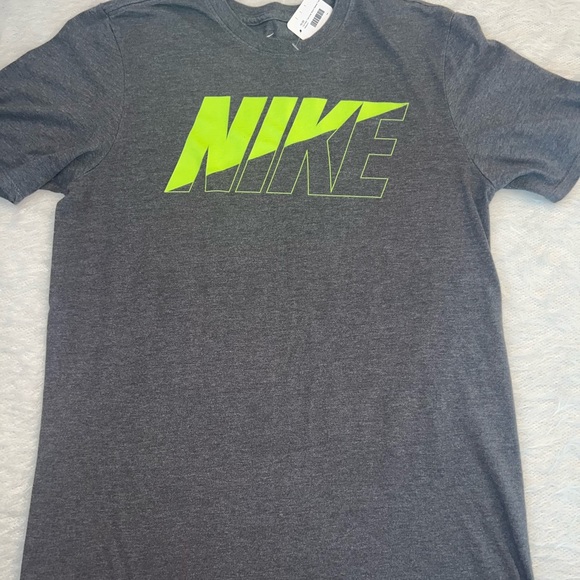 Nike 🥳 2/$15 OR 3/$20 🥳 Grey Sporty Green Athletic Cut Tee - Picture 4 of 6
